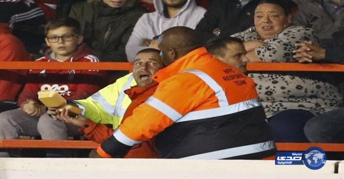 الأمن يمنع مشجع من إهداء مدرب آرسنال وجبه “همبرجر”