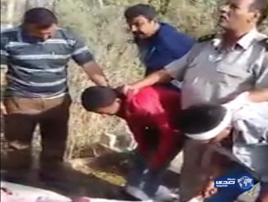 بالفيديو.. الشرطة المصرية تٌجبر جزار بأكل لحم حمار قام بذبحه لبيعه للمواطنين