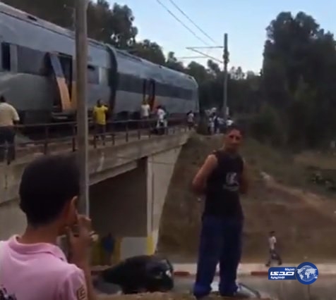 بالفيديو..مقتل شخص واصابة 60 آخرين بحادث تصادم قطارين بالجزائر