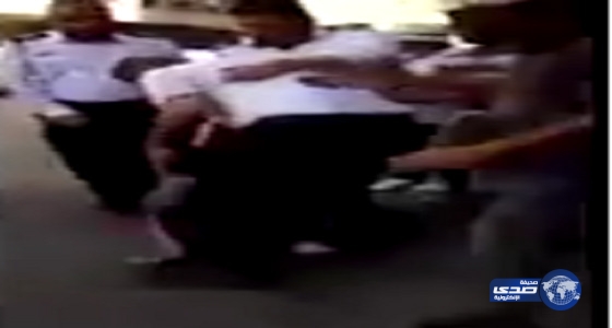 بالفيديو: شرطي مرور  عراقي ينهال علي مواطن بالضرب ويعطل المرور