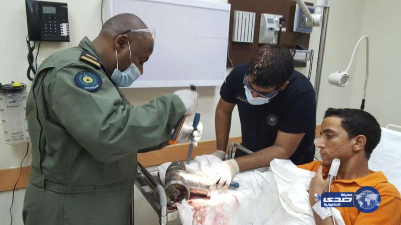 بالصور.. &#8220;مدني الرياض&#8221; يعاون فريق طبي لإنقاذ يد مقيم علقت في مفرمة لحوم