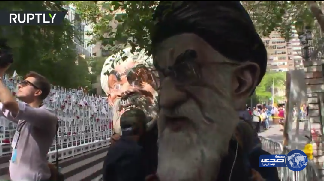 بالفيديو ..مئات المحتجين يحتشدون لوصول ” الروحاني ” الي نيويورك