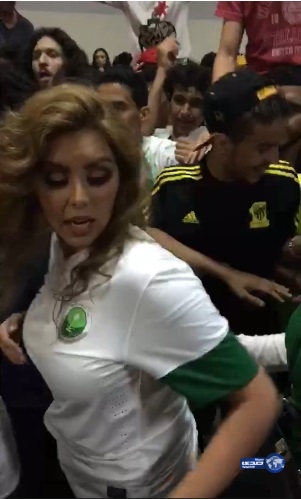 بالفيديو. . مشجعون يتحرشون بالمذيعة سارة العبد العزيز !
