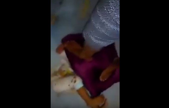 حقوق الإنسان تٌطالب بتعقب ومعاقبة عاملة منزلية لتعذيبها طفل