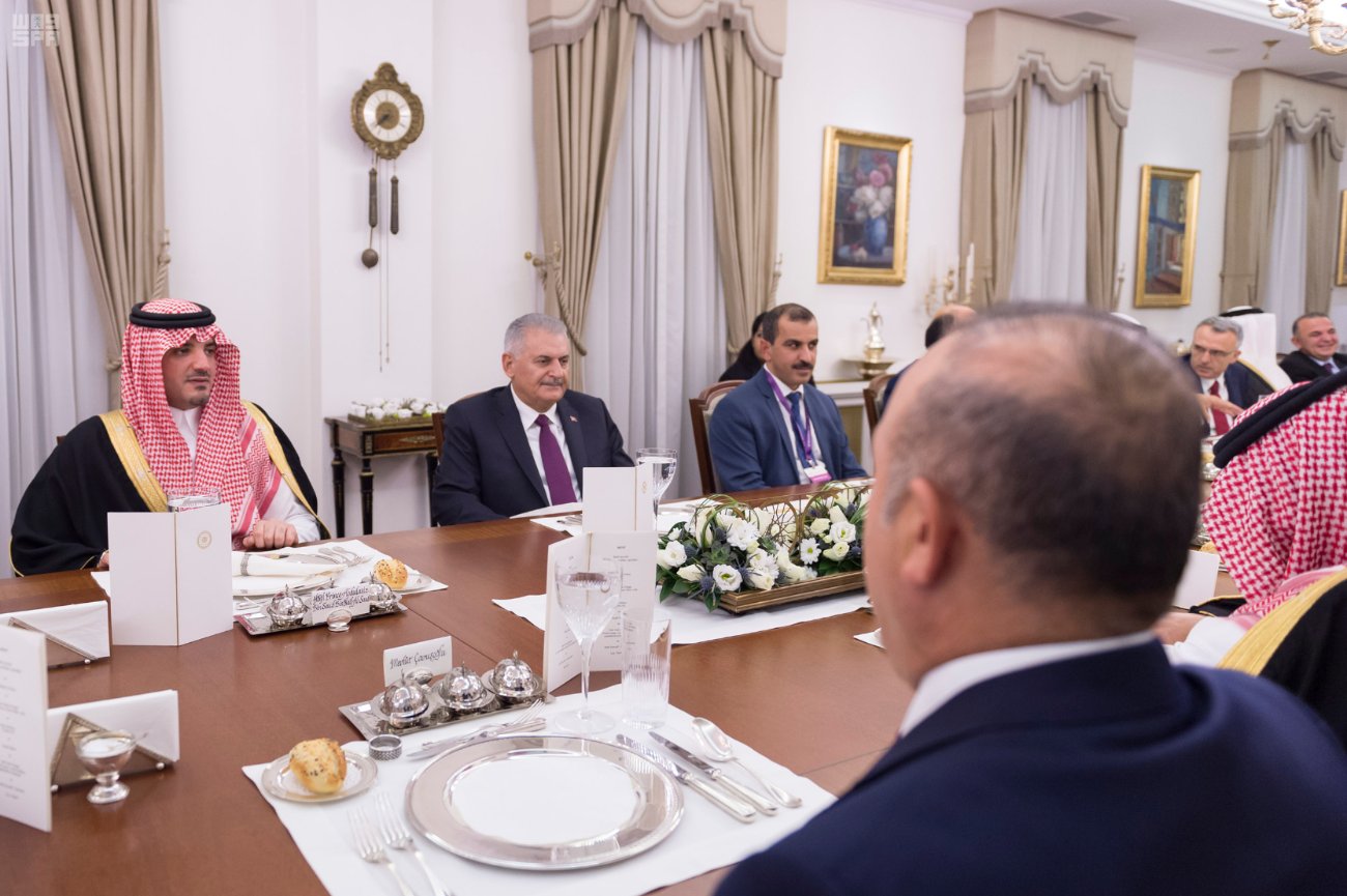 رئيس وزراء تركيا يقيم مأدبة عشاء تكريماً لسمو ولي العهد