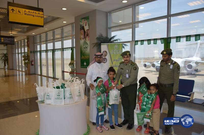 بالصور ..جوازات مطار جازان تحتفل مع المسافرين باليوم الوطني