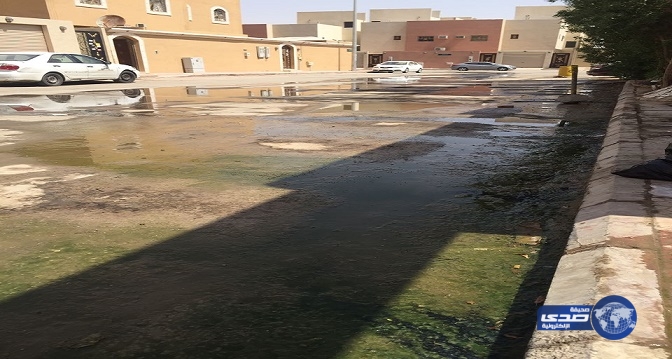 بالفيديو والصور ..سكان حي الدار البيضاء بالرياض يشتكون طفح “الصرف الصحي”