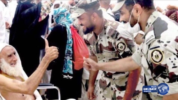 بالصورة…حاج” مسن “يعبر بطريقته عن مدى الأمان والسلام في رحلة الحج