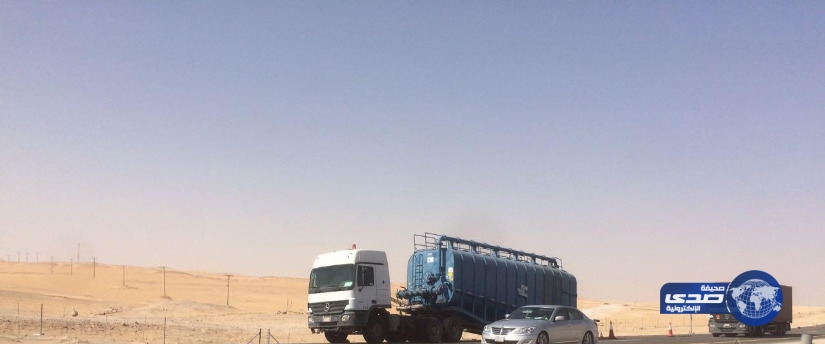 إنذار بكارثة.. تعطل سيارة فى منتصف طريق الرياض منذ عدة أيام