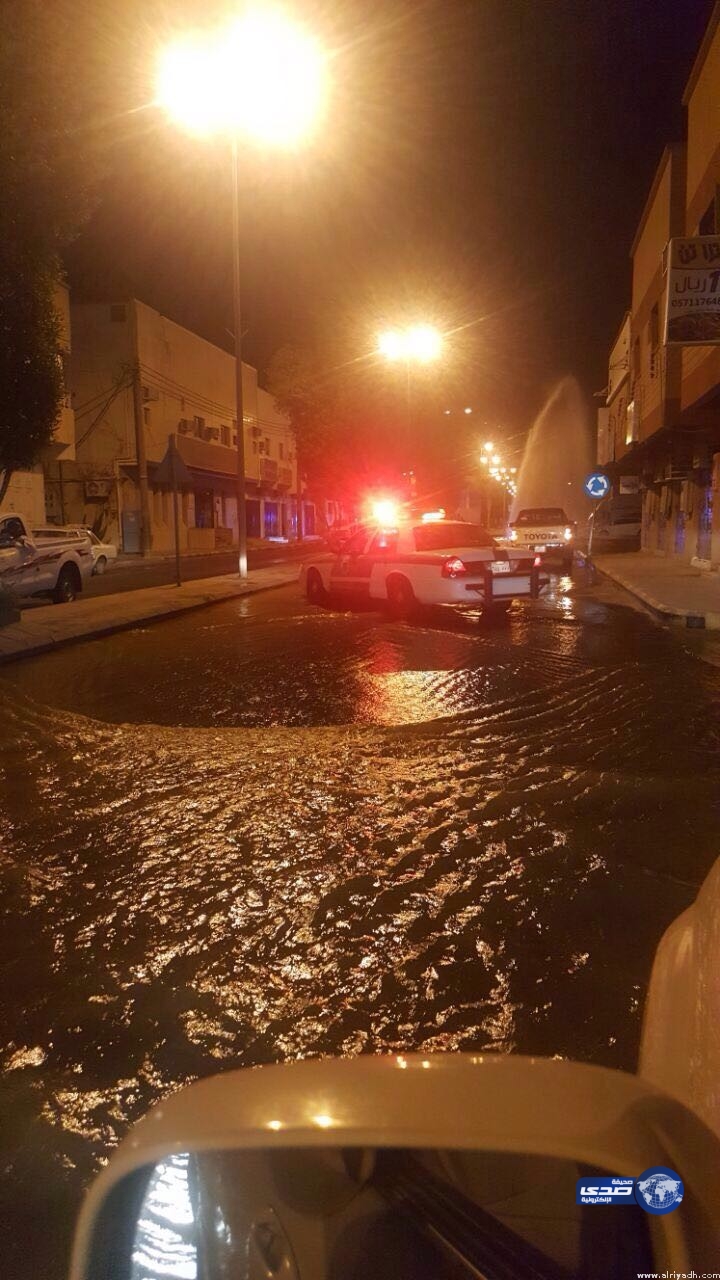 بالفيديو..غرق شارع الملك فيصل بالمجمعة أثر انفجار خط المياه