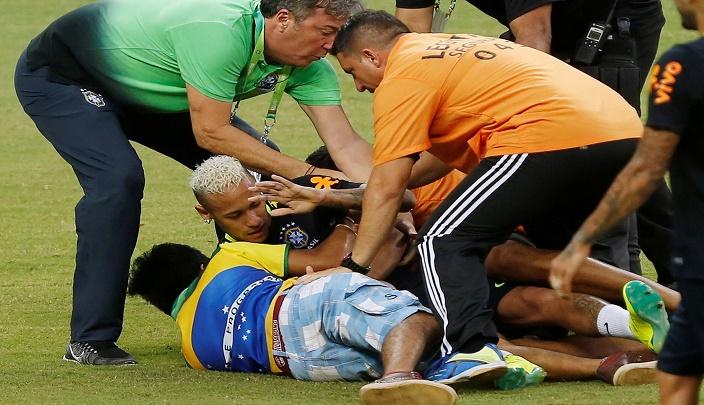 جماهير البرازيل تجتاح تدريبات منتخبها وتسقط نيمار أرضاً