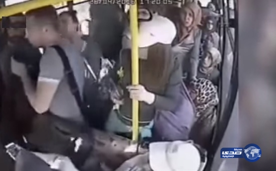 بالفيديو.. تحرش بفتاة تركية في الحافلة..شاهد ماذا حصل له!