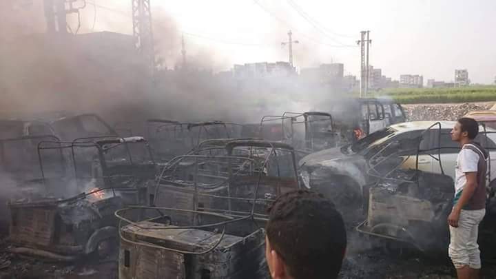 بالفيديو والصور..تفحم 12 مركبة أثر  حريق هائل  بوحدة مرور في &#8220;القاهرة&#8221;