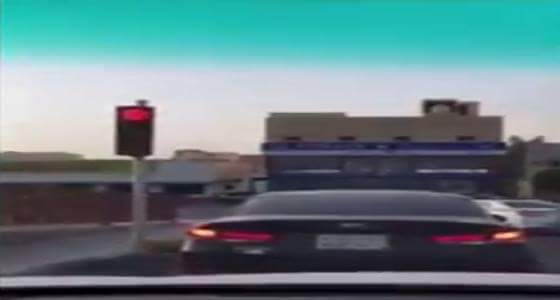 بالفيديو.. دورية مرور تتجاوز الإشارة الحمراء