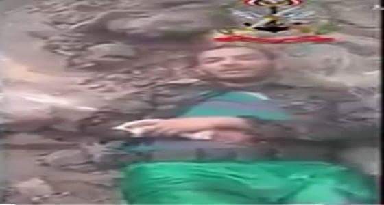 بالفيديو.. لحظة استجواب الجيش اليمني لقيادي حوثي بعد اعتقاله