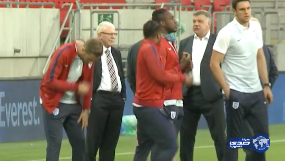 فيديو..”عطسة” هندرسون تفزع نجم المنتخب الإنجليزي.. قوية كالبازوكا!