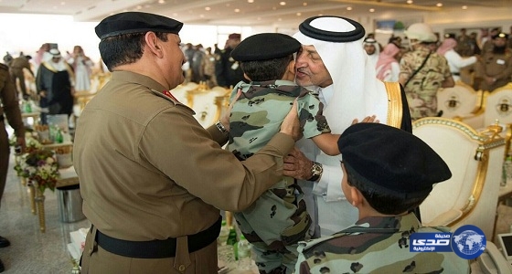 أمير مكة يقبل نجل شهيد خلال العرض العسكري لقوات أمن الحج