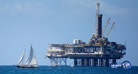 النفط يصعد بعد بيانات تظهر تراجع المخزونات الأمريكية