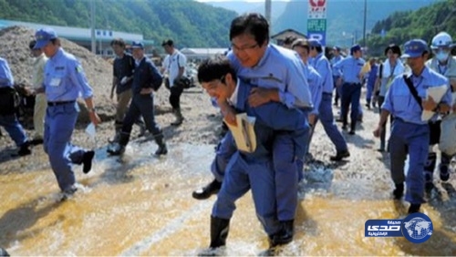 انتقادات لنائب ياباني قفز على ظهر مسئول حكومى لاجتياز «بركة ماء»