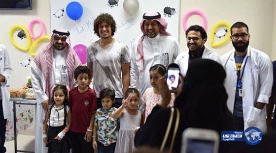 باجندوح يشارك الأطفال بمستشفى جدة فرحة العيد