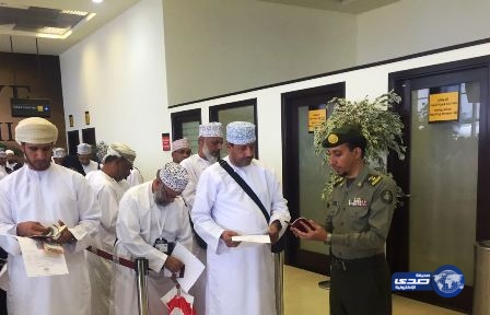 بالصور.. جوازات مطار الطائف توزع الهدايا على الحجاج