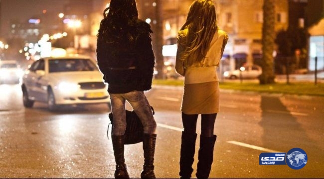 بالفيديو.. تُجار جنس يعرضون فتيات على المارّة في شوارع مسقط والشرطة تتدخل