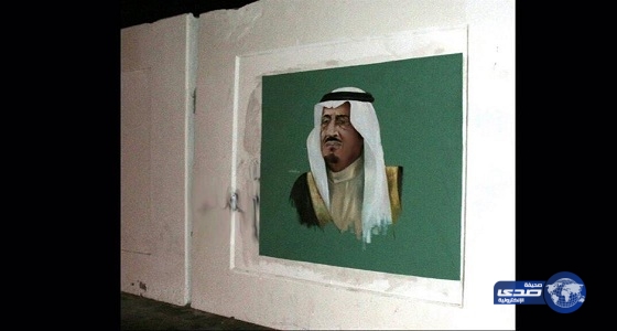 مواطن يحتفى باليوم الوطني برسم صورة الملك سلمان على لوحة جدارية بجدة