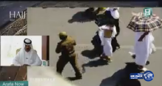 بالفيديو .. مشهد طريف بين رجل أمن وطفل في صعيد عرفات