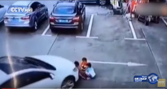 بالفيديو: بسبب الهاتف سيدة تدعس 3 أطفال.. والعقوبة لن تصدقها!