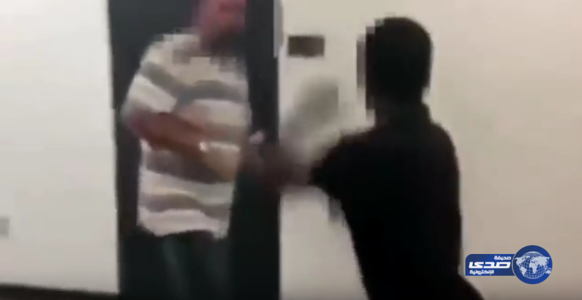بالفيديو.. مدرس يطيح ضربًا في طالب بسبب تأخره عن الفصل