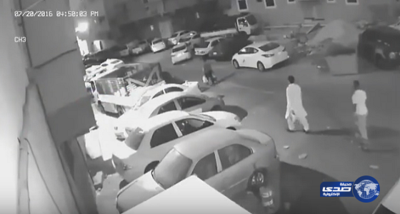 بالفيديو… شرطة الرياض تلقي القبض على 3 جناة سلبوا وافداً واعتدوا عليه