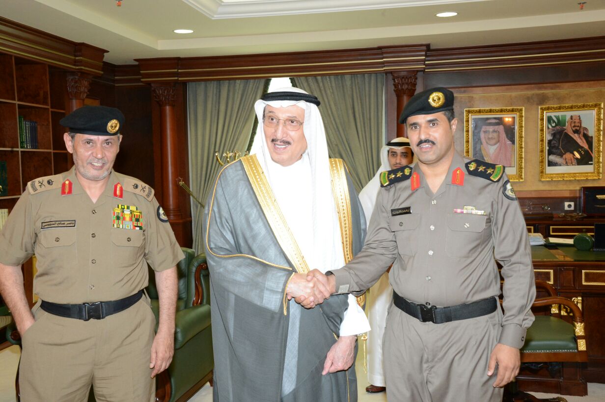 أمير جازان يقلد عددا من ضباط الشرطة رتبهم الجديدة