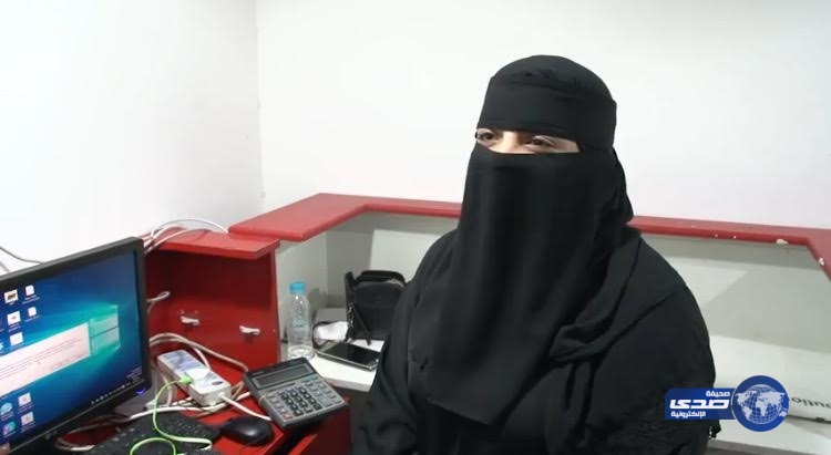 تجربة فتاة سعودية في امتهان صيانة الجوالات بكبرى المجمعات في مكة