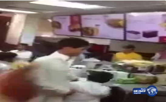 بالفيديو..  فوضى داخل أحد المطاعم في القريات بسبب سندوتش مجاني