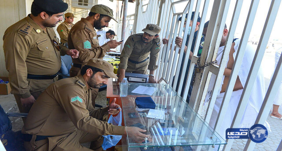 “الأمن “يسلم 43 حاجًّا مفقودات شخصية