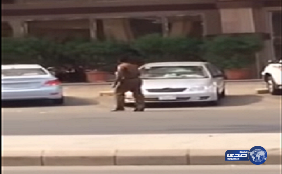 بالفيديو.. رجل مرور يصور السيارات الواقفة في الشارع بشكل صحيح أو خطأ
