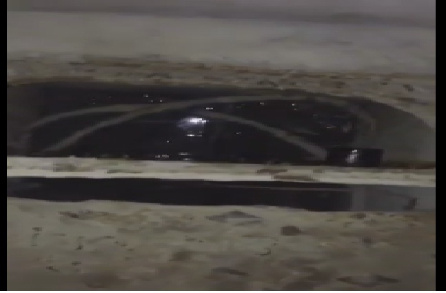 بالفيديو.. أسلاك كهربائية داخل حفرة صرف صحي بكورنيش الدمام