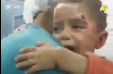 بالفيديو.. مشهد مؤلم لطفل سوري مصاب يحتضن الممرض بعدما استشهد جميع أفراد أسرته