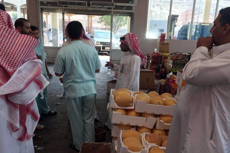 بالصور.. بلديات مكة تصادر 4 طن من الخضار والفواكه