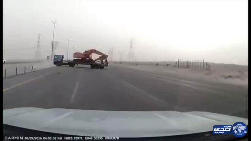 “المرور” يقبض على قائد الشاحنة المهمل على طريق الأحساء