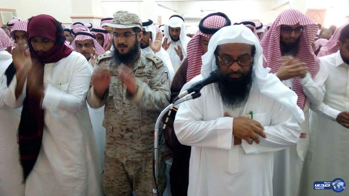 بالصور .. أهالي صبيا يودعون الشهيد عبدالله داحش..ووالدته تطلق الزعاريد