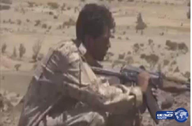 بالفيديو.. شاب يمني يتحول من مترجم إلى مقاتل في صفوف المقاومة