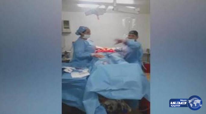 بالفيديو.. طبيب جراح يرقص أثناء شق بطن المريض!