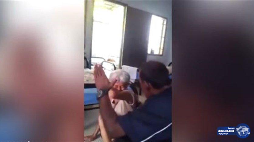 بالفيديو: مسنّة تتعرّض للضرب من قبل زوج ابنتها!