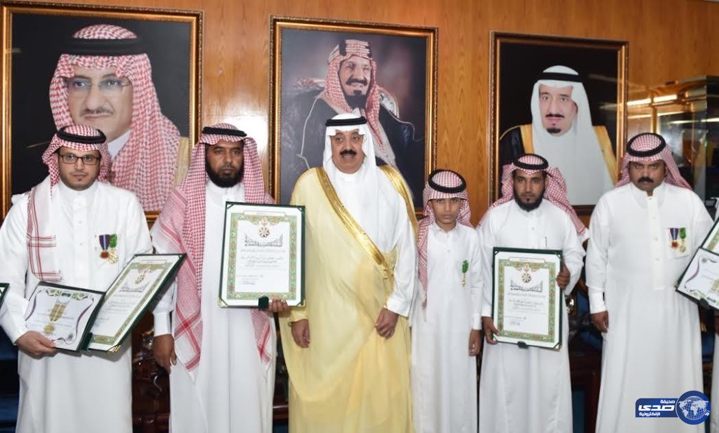 وزير الحرس يستقبل ذوي شهداء الواجب ويقلدهم وسام الملك عبدالعزيز