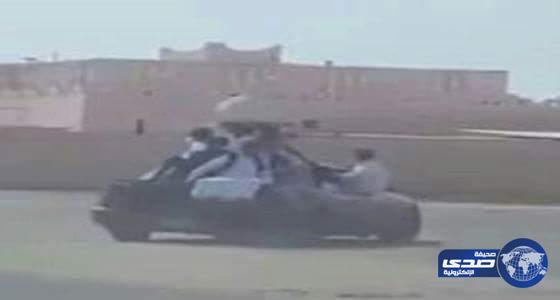 بالفيديو:كارثة..سقف سيارة وسيلة نقل طلاب جازان الى مدارسهم