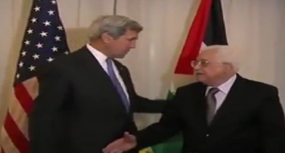 بالفيديو.. وزير الخارجية الأمريكي يرفض مصافحة محمود عباس