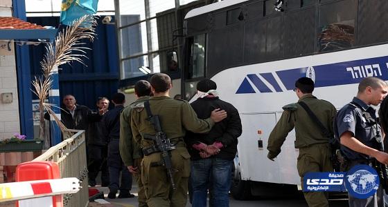 قوات الإحتلال الإسرائيلي تمدد اعتقال 17 فلسطينياً