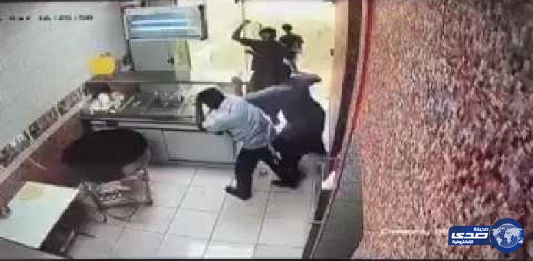 بالفيديو.. 3 شبان يعتدون على عامل مطعم بالضرب المبرح في المدينة