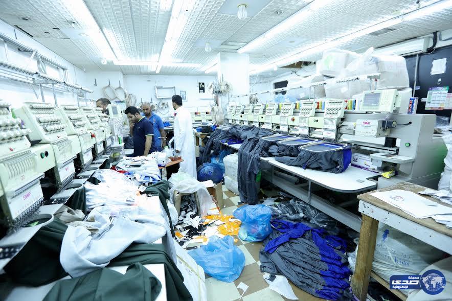بالصور.. “التجارة” تضبط عمالة تغش المستهلكين بعلامات تجارية مقلدة في الرياض
